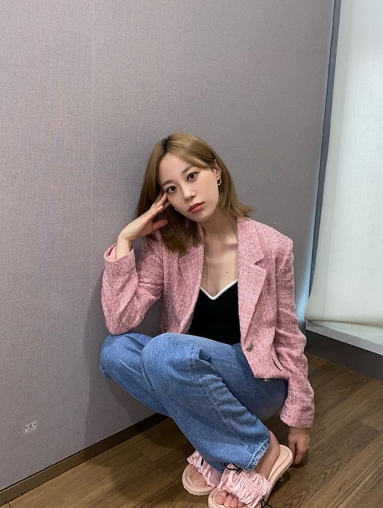 Heo Young posted a short sentence and several photos on his instagram on the 24th, Moy Yat is thrilling.The photo released shows Heo Young, who posed with his knees bent down, matching a pink jacket with jeans.Heo Young also boasts a small face and a clear eye, especially with his KARA full comeback.On the other hand, KARA, which Heo Young belongs to, releases a complete album for the 15th anniversary of the November debut.