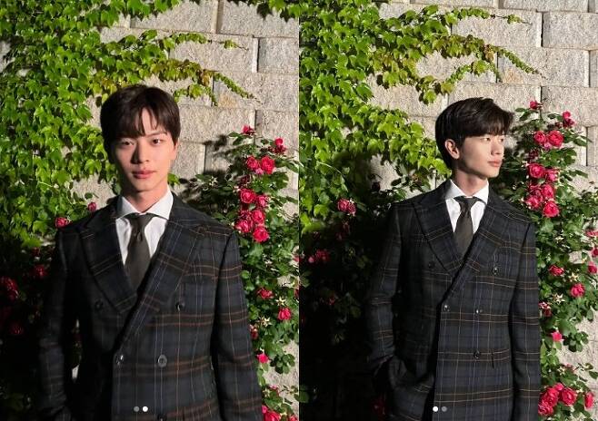 Actor Yook Sungjae has revealed the recent situation where sculpture visuals stand out.Yook Sungjae posted two photos on his instagram on the 25th without any comment.The photo shows a picture of Yook Sungjae posing in front of a bright flowered wall.Yook Sungjae, who boasts a luxurious suit fit, captivates the eye with revealing visuals of the earl and the understated charisma.On the other hand, Yook Sungjae is meeting with fans who are disassembled as Lee Seung-cheon, who is inverting his life from a mud spoon life to a gold spoon through a mysterious Gold spoon in MBC drama Gold spoon.