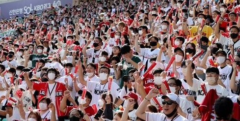 지난 25일 오후 인천시 미추홀구 SSG 랜더스필드에서 열린 프로야구 경기에서 관중객들이 마스크를 착용한 채 응원을 하고 있다. 사진=뉴스1