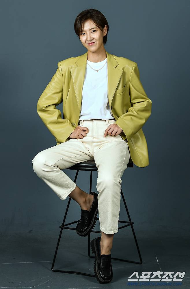 Actor Bae Da-bin mentioned the incident involving his own brother, Verivery Hotel pool, and an unexpected romance rumor.Bae Da-bin, who starred in the role of Hyun Mee in the recently concluded KBS2 Weekend drama Its Beautiful Now, met with his home in Mokdong building in Yangcheon-gu, Seoul on the 26th and said, My brother Verivery Hotel pool and romance romor were almost there.Bae Da-bin is the second and eldest of two sons and four daughters; his younger brother, in particular, has collected topics as the Verivery Hotel pool.My brother always supports me and worries me, and I congratulated him a lot, he said, referring to his brother who is active in the entertainment industry.As I took on my first starring role, I gave strength to my sister, Bae Da-bin, who was worried and worried. My brother was worried because I was a person who was worried and prepared a lot.I looked at whether it was hard, whether my mind was okay. I usually watch a lot of movies and play a lot of games with my brother when I have time, said Bae Da-bin.I also heard a funny episode of this extraordinary friendship as an untimely romance rumor: I and my brother have never been in school in a foreign country and have never been in uniform.My brother didnt have a long school life in Korea, but he asked me to go to a playground, and there was a place to rent a school uniform, so I wore a school uniform to send a picture to my parents.But fans showed up and were misunderstood as girlfriends, saying Romance rumor is a big deal.As she and her brother are engaged in entertainment, her parents are likely to be proud of themselves, but she keeps a secret monitor of their childrens burdens.My mom sneaks the monitor, my drama, my sisters stage-viewing, and shes happy to hear from her sisters, and shes happy to hear from her acquaintances.As many families have, Bae Da-bin said, I usually have a lot of only children, and I have a brother, a younger sister, a mother and a father, and a grandmother.It is important to draw various characters in the Weekend drama, and since I have been with my family since I was a child, it was a great help to establish a relationship when I set up and entered this work. KBS2 Weekend drama It\s Beautiful Now, which ended on the 18th, is a drama depicting the process of the three brothers looking for a mate to take over the apartment house of the family adults.Bae Da-bin played the role of Yi Hyun-jae (Yoon Shi-yoon), a divorce lawyer who met through a marriage invalid lawsuit, and Hyun Mee-rae, who draws a love line.