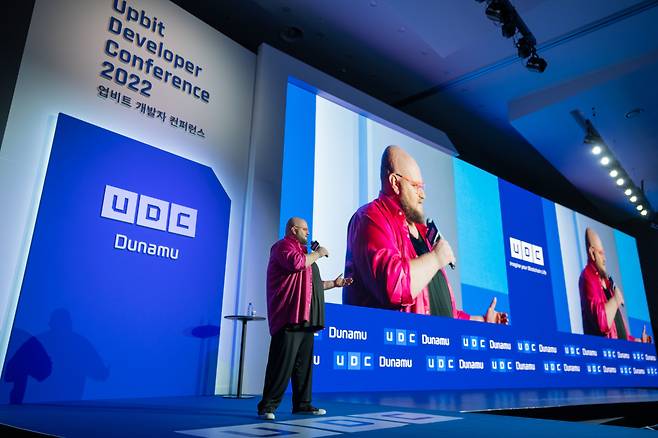 제이슨 브링크 갈라게임즈 블록체인 사업 총괄이 23일 부산에서 개최된 업비트 개발자 컨퍼런스(UDC) 2022에서 강연을 하고 있는 모습. /두나무 제공