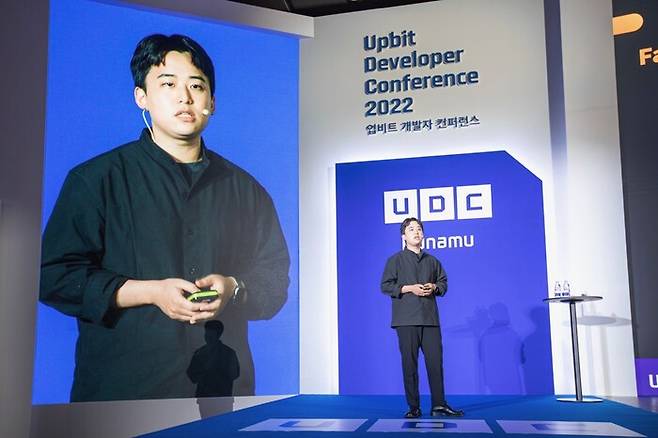 한결 교육방송 ‘자이언트 펭티브이’ 디자이너가 23일 부산 부산항국제전시컨벤션센터(BPEX)에서 열린 업비트 개발자 컨퍼런스(UDC) 2022에서 발표하고 있다. 두나무 제공