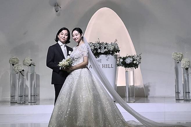 Rapper Nucksal has released a Wedding ceremony photo with a 6-year-old bride.I am so grateful to everyone who congratulated me on my marriage, Nucksal said on his Instagram account on Wednesday.I will live happily like my brother, said Dong-yup, and released a picture of Wedding ceremony.In the photo, Nucksal is smiling brightly with a 6-year-old bride nicknamed Mr. Sung-sil.Nucksal matched his tuxedo with a sleek glossy tie, while his wife created an elegant vibe by donning a short-sleeved wedding dress with sparkling beads and lace detailing and a long stretch of veil.Meanwhile, Nucksal debuted in 2009 with the group Future Heaven formed with Rapper Animato and announced his name in 2017 with the runner-up in Mnet hip-hop survival program Show Mid Money 6.On the 24th, Nucksal invited only family, relatives and acquaintances, and posted a wedding ceremony with a 6-year-old lover at a wedding hall in Seoul.Shin Dong-yeop, a broadcaster who appeared together on the TVN entertainment program Amazing Saturday, took charge of the ceremony, and the celebration was called by singer Sung Sik Kyung.Nucksal said in a TVN entertainment program Amazing Saturday in July after the fact of his devotion was known, A few years ago, I did not get a story about the story of I am in love in an interview.Im working so hard, making money and well meet well and faithfully, he wrote.In his message, Nucksals lover was nicknamed Sin Sung-sil.