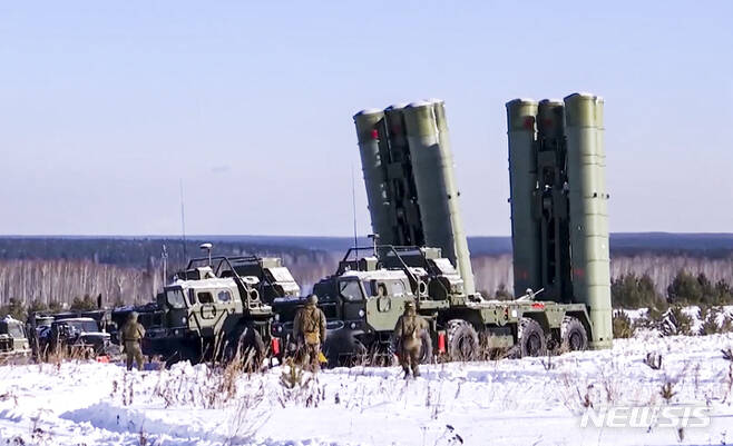 [스베르들로프스크=AP/뉴시스] 러시아의 우크라 침공 전인 1월27일 러시아 우랄 스베르들로프스크 지역에서 러시아 S-400 트라이엄프 지대공 미사일이 훈련장에 배치돼 있다.. 2022.01.28.