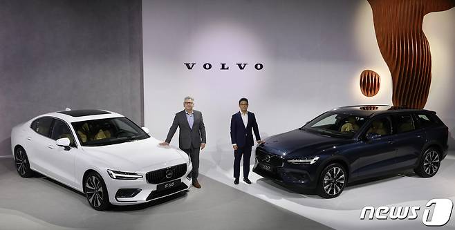 닉 코너(Nick Connor) 볼보자동차 아시아태평양 총괄(왼쪽)과 이윤모 볼보자동차코리아 대표이사가 27일 서울 중구 웨스틴 조선 호텔에서 열린 볼보자동차코리아 신형 S60·V60 크로스컨트리 차량 공개 행사에서 차량을 선보이고 있다. 신형 S60·V60 크로스컨트리는 천연 소재를 활용한 스칸디나비아 인테리어와 능동형 안전기술 ADAS 센서 플랫폼을 갖췄다. 2022.9.27/뉴스1 ⓒ News1 신웅수 기자