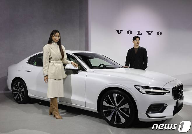 27일 서울 중구 웨스틴 조선 호텔에서 열린 볼보자동차코리아 신형 S60·V60 크로스컨트리 차량 공개 행사에서 모델이 S60 차량을 선보이고 있다. 신형 S60·V60 크로스컨트리는 천연 소재를 활용한 스칸디나비아 인테리어와 능동형 안전기술 ADAS 센서 플랫폼을 갖췄다. 2022.9.27/뉴스1 ⓒ News1 신웅수 기자