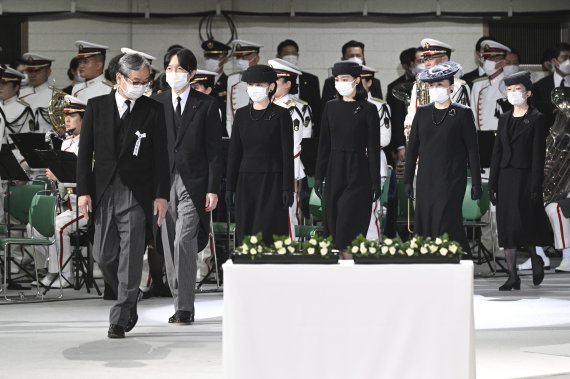 [도쿄=AP/뉴시스]27일 아베 신조 전 일본 총리의 국장이 도쿄 니혼부도칸에서 치러지고 있다. 아키시노노미야 후미히토 왕세제(왼쪽에서 두번째)와 그의 가족들이 국장에 참석해 자리로 향해 걸어가고 있다. 2022.09.27. /사진=뉴시스
