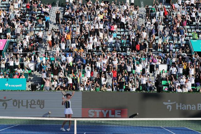 에카테리나 알렉산드로바(러시아)가 25일 서울 송파구 올림픽공원 테니스경기장에서 열린 2022 하나은행 WTA 투어 코리아오픈 결승전 옐레나 오스타펜코(라트비아)와의 경기에서 우승을 차지한 후 관중들의 환호에 답하고 있다. 뉴스1