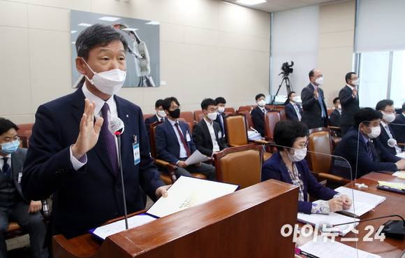 황현식 LG유플러스 사장이 지난 과학기술정보방송통신위원회의 국정감사에서 증인을 대표해 선서하고 있는 모습.