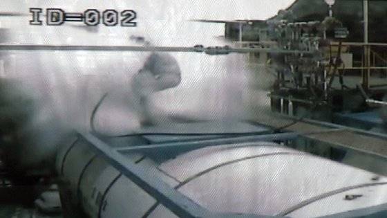 2012년 9월 27일 CCTV를 통해 확인된 경북 구미 화공업체 불산가스 누출 당시 상황. 가스가 순식간에 누출되면서 작업자를 뒤덮고 있다. 연합뉴스