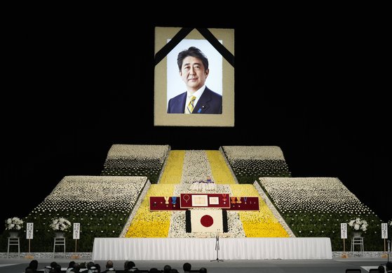 27일 오후 아베 신조 일본 전 총리의 국장이 열린 도쿄 일본무도관 내부. 단상은 일본을 상징하는 후지산을 꽃장식으로 형상화했다. AP=연합뉴스