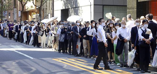 일본 아베 신조 전 총리의 국장이 치러진 27일 시민들이 도쿄 무도관 밖에 차려진 분향소에 들어가기 위해 줄지어 서 있다. AP=연합뉴스