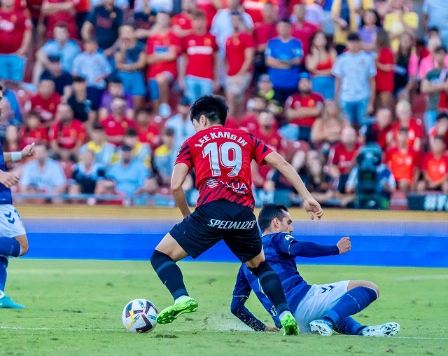 이강인(19번)이 2022-23 스페인프로축구 라리가 2라운드 홈경기에서 베티스 수비를 따돌리고 있다. 사진=마요르카 공식 SNS
