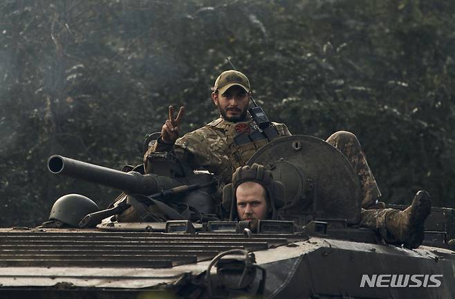 [이지움=AP/뉴시스] 13일(현지시간) 우크라이나 하르키우주 이지움에서 한 우크라이나 병사가 전차에 올라 승리의 V를 그리고 있다. 우크라이나군은 지난 4월 러시아군이 점령해 돈바스 공세를 위한 군수 보급 중심지로 활용하던 이지움을 탈환했다. 2022.09.14.