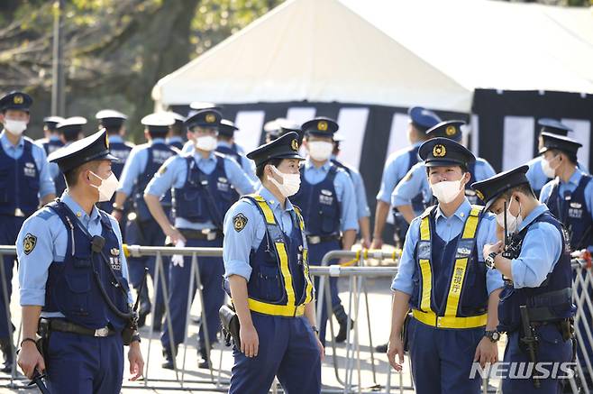 [도쿄=AP/뉴시스]일본 경찰이 27일 아베 신조 전 일본 총리의 국장이 열리는 도쿄 니혼부도칸 주변을 경계하고 있다.2022.09./27.