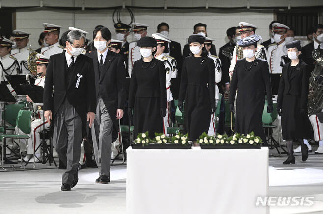 [도쿄=AP/뉴시스]27일 아베 신조 전 일본 총리의 국장이 도쿄 니혼부도칸에서 치러지고 있다. 아키시노노미야 후미히토 왕세제(왼쪽에서 두번째)와 그의 가족들이 국장에 참석해 자리로 향해 걸어가고 있다. 2022.09.27.