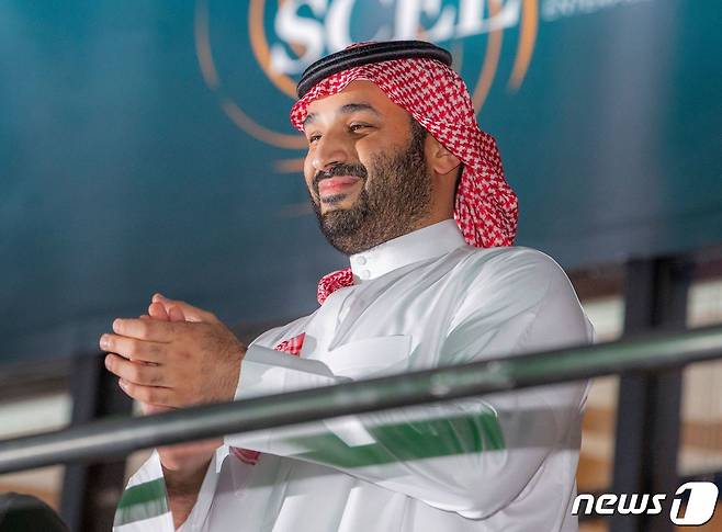 무함마드 빈 살만 사우디아라비아 왕세자가 21일 (현지시간) 제다의 킹 압둘라 스포츠 시티 아레나에서 열린 올렉산드르 우식과 앤서니 조슈아의 WBA, WBO, IBO, IBF 복싱 헤비급 통합 타이틀 전을 관람하고 있다. ⓒ AFP=뉴스1 ⓒ News1 우동명 기자