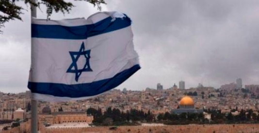 예루살렘 구시가지와 이스라엘 국기.