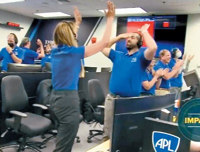 관제실에서 지켜보던 NASA 관계자들이 충돌에 성공한 뒤 환호하고 있다. NASA 제공