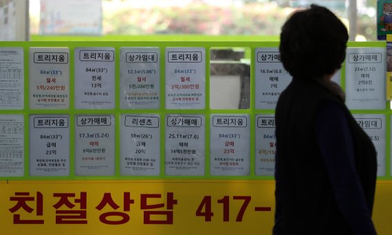 서울 송파구 부동산중개업소에 매물 안내문이 걸려있다. /뉴스1