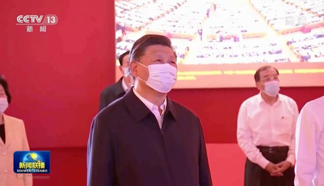 시진핑 중국 국가주석이 27일 베이징 전시관에서 열리고 있는 '새로운 시대로 분발해 나아가자'라는 주제의 전시회를 찾아 둘러보고 있다. 베이징=CC(중국중앙)TV 연합뉴스