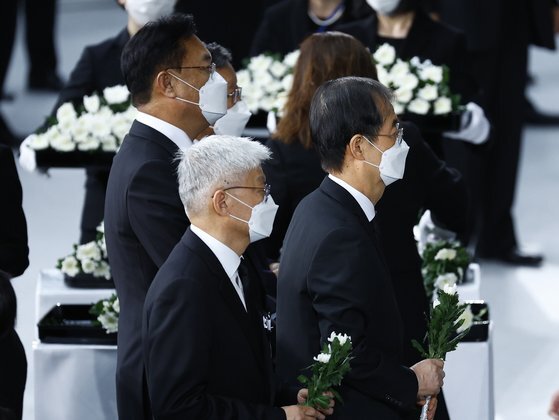 도쿄의 일본무도관에서 27일 열린 아베 신조 전 총리의 국장에 참석한 한덕수 총리(오른쪽)와 윤덕민 주일 한국대사(가운데)가 헌화하고 있다. [AP=연합뉴스]