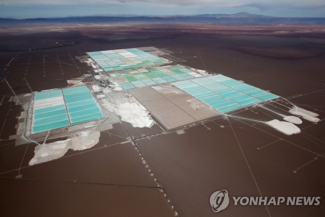 칠레 아타카마 사막 리튬 생산 시설 전경 [로이터 = 연합뉴스]