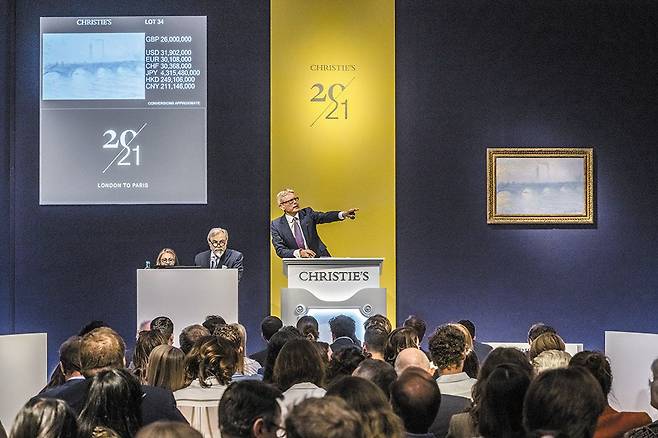 지난 6월 영국 런던 크리스티 경매장에서 프랑스 인상주의 화가 클로드 모네의 작품이 경매되고 있다. /크리스티