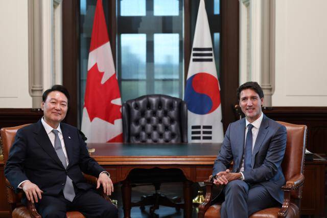 윤석열 대통령과 쥐스탱 트뤼도 캐나다 총리가 23일 오후(현지시간) 캐나다 의회 총리 집무실에서 공개환담을 하고 있다. 대통령실 제공