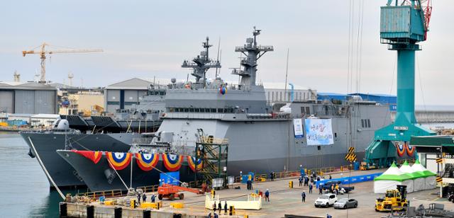 2018년 11월 한국 해군의 첫 훈련함인 한산도함이 울산 현대중공업 부두에서 진수되고 있다. 해군 제공