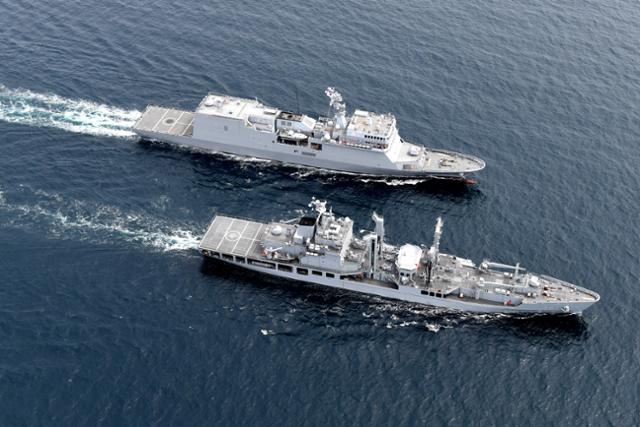 한국 해군의 한산도함(위)과 대청함이 '2022 순항훈련' 해상 기동을 하고 있다. 해군 제공