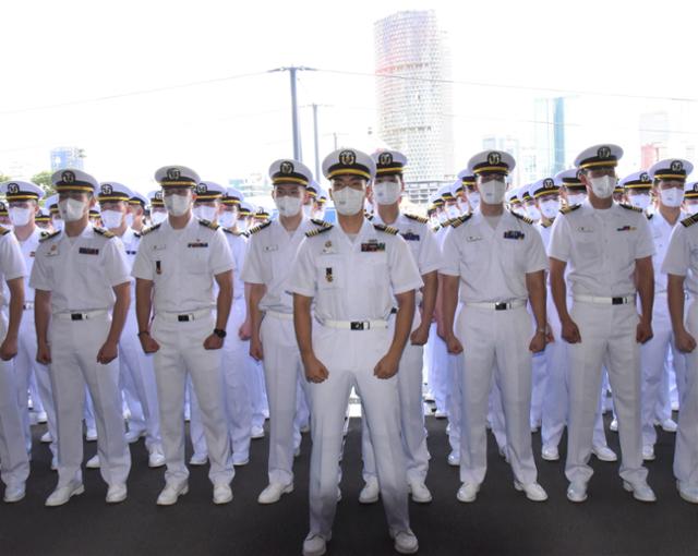 지난 14일 베트남 호찌민항에 입항한 한산도함에서 진행된 베트남 해군과의 입항 환영식장에 한국 해군사관학교 77기 생도들이 도열해 있다. 호찌민=정재호 특파원