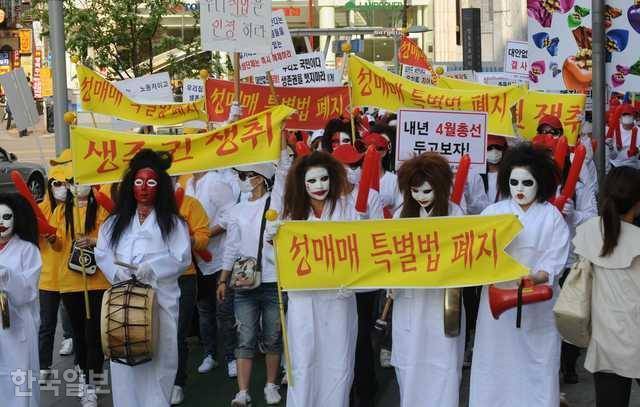 2011년 서울 영등포 타임스퀘어 앞에서 성매매 집결지 여성들이 대책 없는 업소 폐쇄에 항의하는 집회를 열고 있다. 한국일보 자료사진