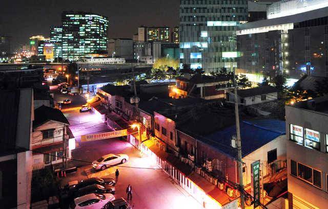 영등포 성매매 집결지 뒤로 보이는 대형 백화점과 종합 쇼핑몰. 한국일보 자료사진