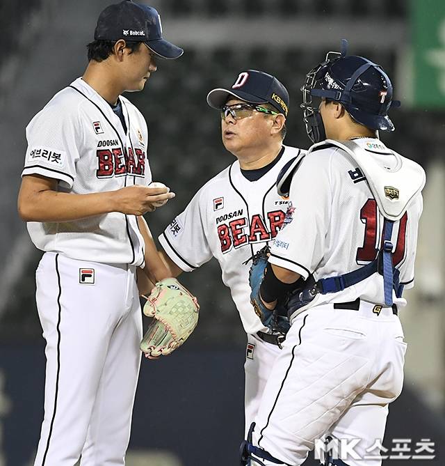 김태형 두산 감독은 29일 대전 한화전에서 데뷔 신인 최다 홀드 신기록을 세운 정철원에게 축하의 메시지를 전했다. 사진=천정환 기자