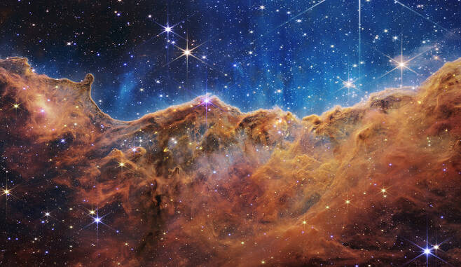[워싱턴=뉴시스]미국항공우주국(NASA·나사)이 제임스웹 우주망원경(JWST)을 통해 관측, 12일(현지시간) 공개한 카리나 성운(Carina Nebula·용골자리 성운)의 모습. 나사와 유럽우주국(ESA), 캐나다우주국(CSA)이 협력 개발한 제임스웹우주망원경(JWST)으로 촬영됐다. (사진=나사 홈페이지) 2022.07.12.
