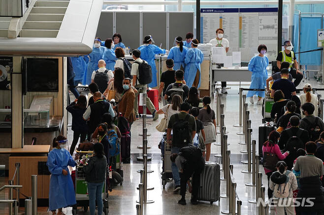 [홍콩=AP/뉴시스] 23일 홍콩 국제공항 입국장에서 승객들이 격리 호텔로 향하는 버스를 기다리고 있다. 2022.09.23