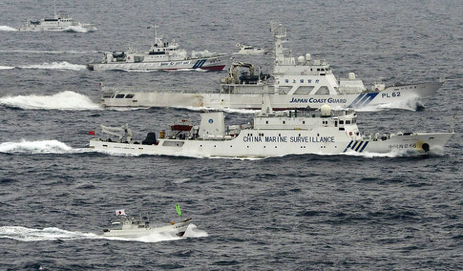 센카쿠제도 해역에서 나란히 항해하고 있는 중국, 일본 경비정. 세계일보 자료사진