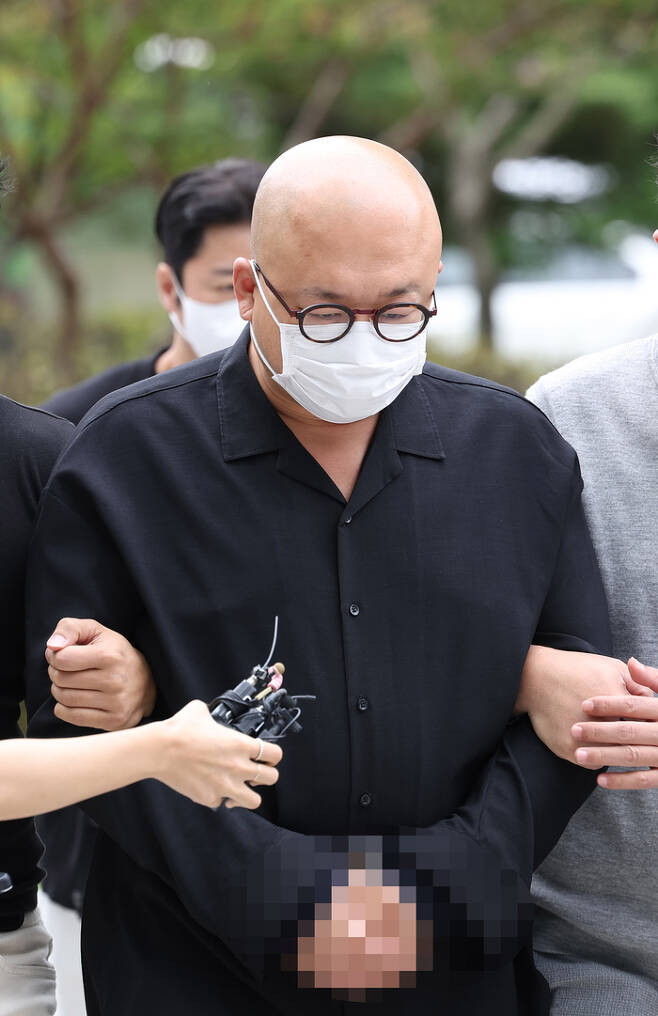 Drug medication, habitual medication, and composer Don Spike (Kim Minsoo) was revealed in preparation for marriage.Don Spike was arrested on suspicion of drug administration on Friday; three days after he was arrested at a Hotel in the District of Seoul Gangnam.The court ruled that Don Spike was concerned to escape.Don Spike has shocked the public with the drug incident.It is known that he was already a drug dealer and three drug dealers, and that he enjoyed drug use with his acquaintances while preparing for marriage.Police believes Don Spike has been using drug drugs with men and women from various acquaintances since April, traveling around the Hotel party room in the Seoul Gangnam District.Police also caught Don Spike as a female guest arrested on charges of other Drugs stated that he had drug with Don Spike.Don Spike was arrested at a Hotel in the Seoul Gangnam District at around 8 pm on the 26th.The amount of methyphone (30g) he was carrying at the time of his arrest usually amounted to 1000 doses.There is a strong criticism in that Don Spike is a new groom who marriages in June.Don Spike and marriage A are 6-year-old makeup artists and run a makeup shop in Cheongdam-dong, Seoul Gangnam District.Don Spikes drug administration, which Police is aware of, dates from around April.Don Spike has been taking drug drugs in groups before and after marriage with women in various entertainment businesses.In addition, Don Spike has been active in broadcasting and has also won his own restaurant business. Don Spike appeared in an entertainment program with his wife A and boasted gold.His meokbang gained popular support, and his restaurant also announced his entry into Lotte Cinema, which also received high acclaim for opening a separate YouTube channel.Don Spike had been completely deceiving the public with a drug on the back.In the same industry, officials expressed regret that they did not expect Don Spikes medication at all.Another lie from Don Spike was also revealed.Don Spike met with reporters after questioning suspects before the arrest (substantive examination of warrants) conducted in the Seoul Northern District Court on the 28th and said his drug administration was recent.However, it is known that Don Spike was already a drug habitant who had already committed three crimes of the same kind.As a result, Don Spikes drug administration is estimated to have been done for a long time.Don Spike, who is arrested, seems hard to avoid prison sentences; some in the legal profession are also observing that he will be sentenced to more than three years in prison.Don Spike, who has been a public fan, has been put in a bitter position to spend his honeymoon period in a cage.