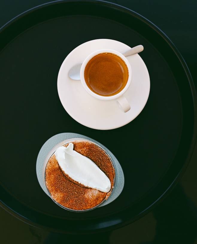 소돌해변을 바라보며 소돌 파도라떼를 마실 수 있는 카페 '소돌엔'