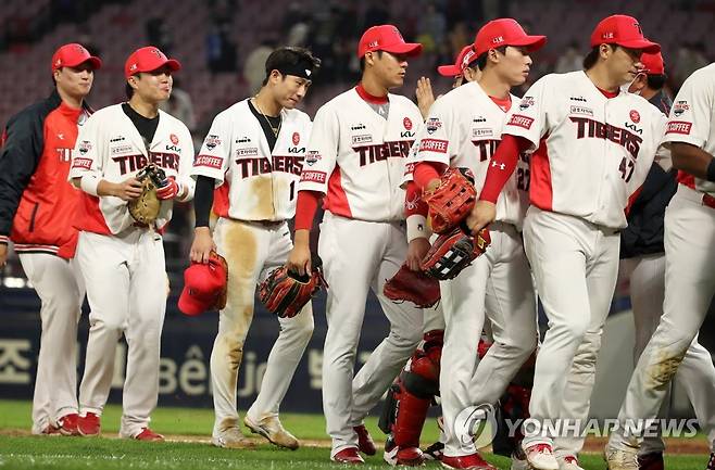 KIA 3연승, 가을야구 한걸음 전진 (광주=연합뉴스) 조남수 기자 = 29일 광주기아챔피언스필드에서 열린 프로야구 2022 KBO리그 롯데 자이언츠와 KIA 타이거즈의 경기에서 5-4 한 점 차 짜릿한 승리를 거둔 KIA 선수들이 세리머니하고 있다. 2022.9.29 iso64@yna.co.kr