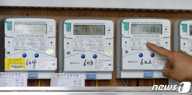 한국전력이 10월부터 전기요금이 1㎾h당 7.4원 올린다. 이번 인상에 따라 4인가구 전기요금이 평균 2270원 오를 전망이다. 산업용 전기요금은 1㎾h당 7.0원 또는 11.7원 인상될 예정이다. 30일 한국전력에 따르면 예고됐던 기준연료비 1㎾h당 4.9원에 2.5원을 추가로 인상한 요금이 10월부터 적용된다. 30일 서울 중구의 한 다세대 주택에 전기계량기가 설치돼 있다. 2022.9.30/뉴스1 ⓒ News1 이승배 기자