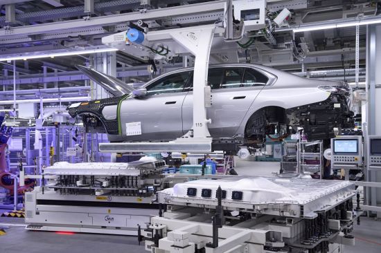 BMW 딩골핑 공장에서 신형 7시리즈 전기차 i7 조립작업을 진행하고 있다.＜사진제공:BMW코리아＞