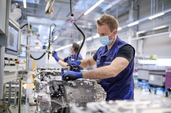 BMW 딩골핑 공장 내 전기화 드라이브생산역량센터에서 직원이 전기파워트레인을 만들고 있다.＜사진제공:BMW코리아＞