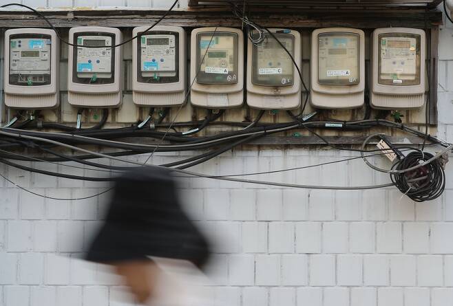 30일 오전 서울 중구 한 건물 외벽에 전력량계가 설치돼있다. 이날 한전은 10월부터 모든 소비자에 대해 kWh당 7.4원을 올리고, 산업용을 차등 조정하는 인상안을 발표했다./뉴시스