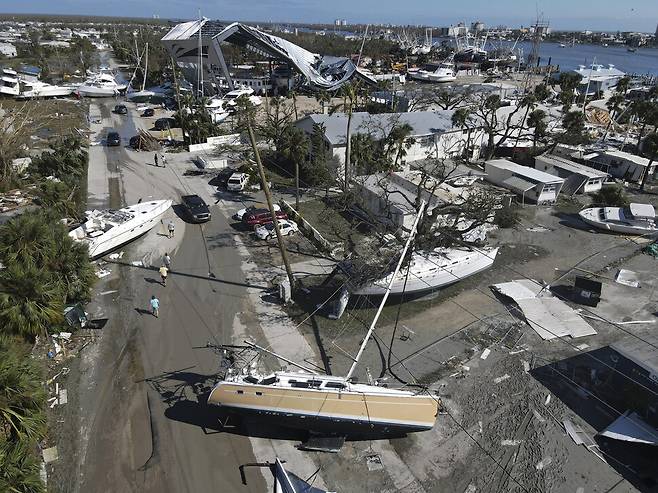 미국 플로리다 포트마이어스 모습. 배들이 도로 한복판까지 올라와 있다. AP/연합뉴스