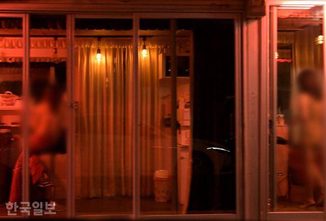 15일 서울 영등포구 영등포동4가 성매매 집결지 '유리방' 업소에서 성매매 여성들이 손님을 기다리고 있다. 서재훈 기자