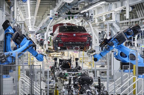 로봇 팔이 BMW그룹의 독일 딩골핑 공장에서 전기차 i7을 조립하고 있다. 딩골핑 공장은 하나의 라인에서 다양한 차종을 생산한다. 공장에선 외부인의 사진 촬영을 금지한다. BMW코리아 제공