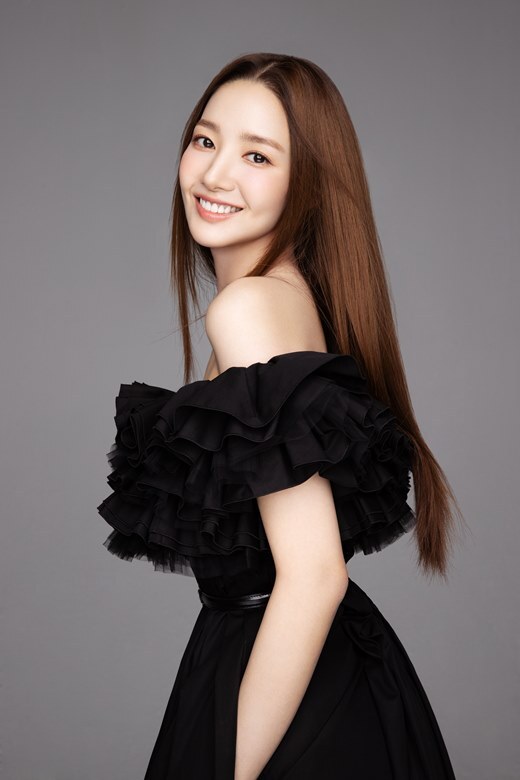 Actor Park Min-young broke Silence on a romance romance romour with financial power and went on to explain.However, since it is a close explanation, it was inevitable to lose the image of Loco Queen.Park Min-young had a romance rumor with Kangmo, a reclusive financial power on the 29th.In particular, Dispatch, who reported the romance rumor, said that Kangmo was a hidden major shareholder of the virtual asset exchange, and raised suspicions about the awards.In addition, SBS Entertainment News reported on the 29th that Park Min-youngs pro-Sister was listed as Outside Directors in one of the companies suspected of being owned by Kang.The company is known to be the largest shareholder and representative of Kangs brother, and the controversy has been further increased.Park Min-young is the main character of TVNs new tree drama Monthly Gold Coal Coal Coal, and about the romance rumor and related suspicions, Park Min-young is currently working on filming the drama Monthly Gold Coal Coal Coal Coal, and the fact is being delayed.Hook Entertainment has been actively explaining with CEO Kwon Jin-young.Hook Entertainment said Park Min-young is currently separated from Kangmo, and It is never true that Park Min-young received a lot of financial support from the other party of the romance rumor, said Park, a Sister, who also expressed his intention to resign from Outside Directors to InVaiozen.Park Min-young will do his best to prevent the broadcast from being hindered because it is the top priority of the present day to finish the filming of the current tree drama Monthly Gold Painting Land and I will be more careful about the behavior of the actor himself, family and everyone related to myself, and I will continue to take responsibility as an actor. In fact, Park Min-young and the financial power Kang were lovers, and the part where the pro-Sister was listed as the Outside Directors of InVaiozen was admitted to be true.Here, Lee Jung-jae and Jung Woo-sung added suspicions that Kang invested in Vident and Bucket Studios, which were identified as real owners, and the simple romance rumor was further expanded.Lee Jung-jae and Jung Woo-sung are quickly explaining that they are not related.With the controversy surrounding Park Min-young growing, the Monthly Monthly Money Coal, which put him on the front, was hit hard by the ratings of Haruman.As it was a work that put Loko Queen Park Min-young on the front, it is now cold water on the drama that is just taking off the veil.As Actors own image hit is also inevitable, the firm position of Loco Queen is also shaking.