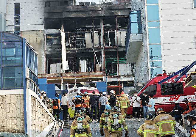 30일 오후 폭발로 인한 화재가 발생해 1명이 숨진 경기도 화성시의 한 제약회사 공장에서 소방관들이 분주하게 움직이고 있다. 연합뉴스